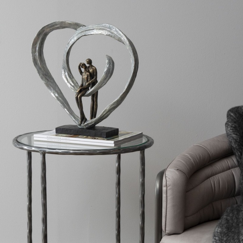 Couple sculpture within an abstract heart