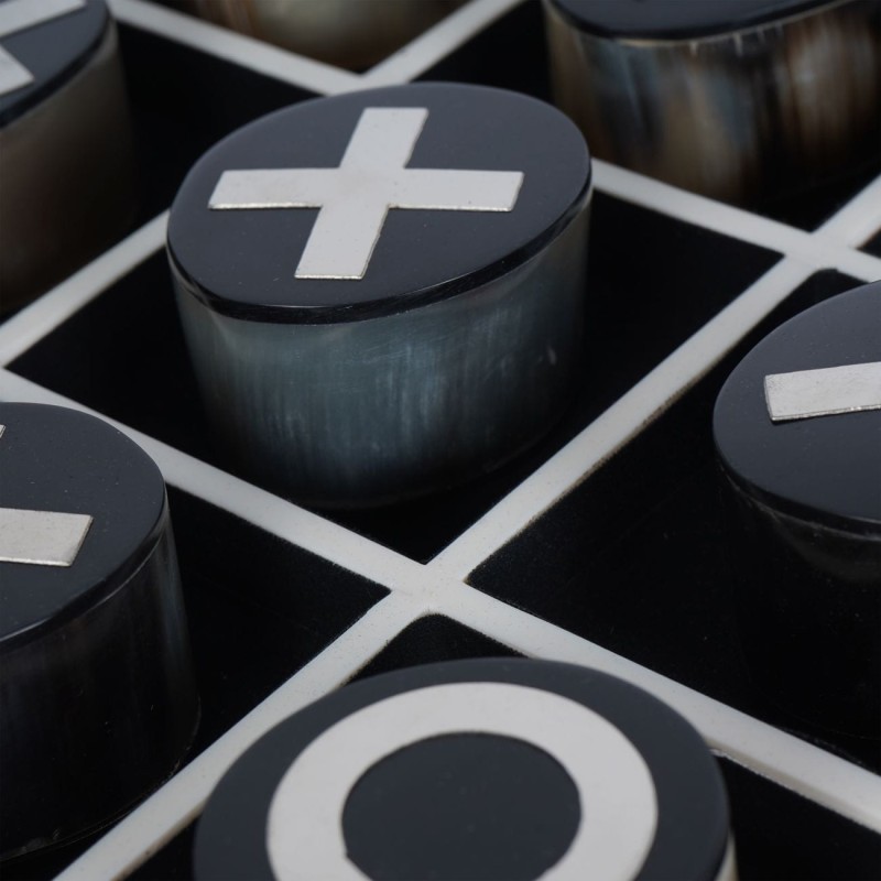 Square noughts and crosses board measuring 28 cm