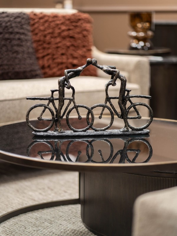 Bike sculpture featuring a romantic couple on bicycles