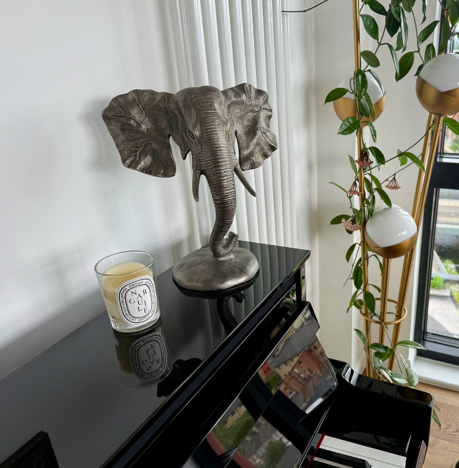 Rzeźba przedstawiająca głowę słonia w aranżacji