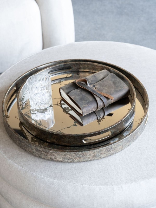 Headfort White trays measuring 45 and 36 cm