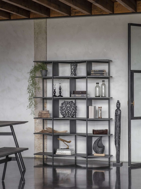 Decorative aluminium candle holder for a dining table