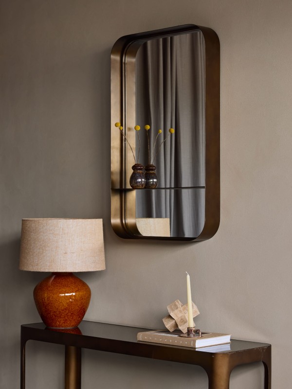 Camden Medium wall mirror with shelf, 101 cm, in a gold iron frame.