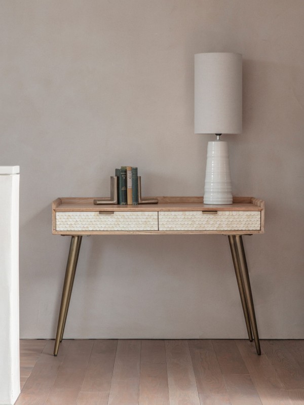 Chesham desk 100 cm – wooden desk with drawers and decorative fronts, combining elegant design with practical workspace storage.