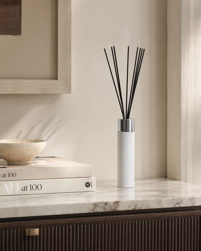 White Diffuser 23 cm Magnolia scent 430 ml set in elegant black box