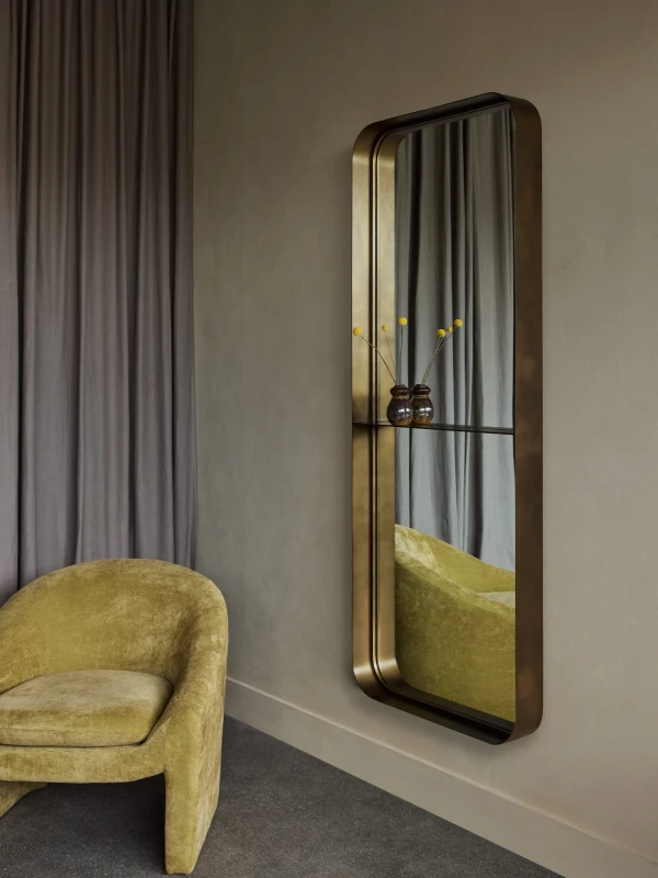 Camden Large Wall Mirror 181 cm – an elegant wall mirror with a gold iron frame, perfect for both modern and classic interiors.