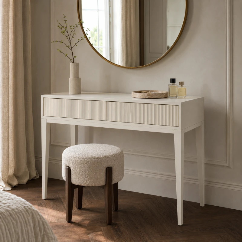 White Amore dressing table with tapered legs