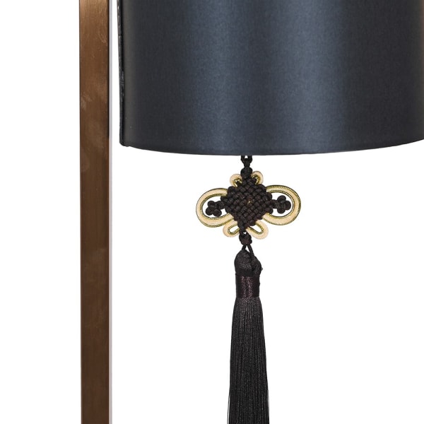 Ozdobny czarny chwost z plecionym ornamentem pod abażurem lampy Kyoto Black